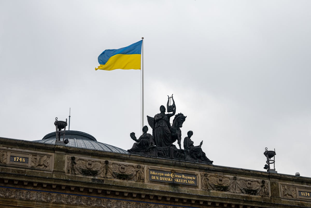 Ukrainische Flagge auf einem Gebäude