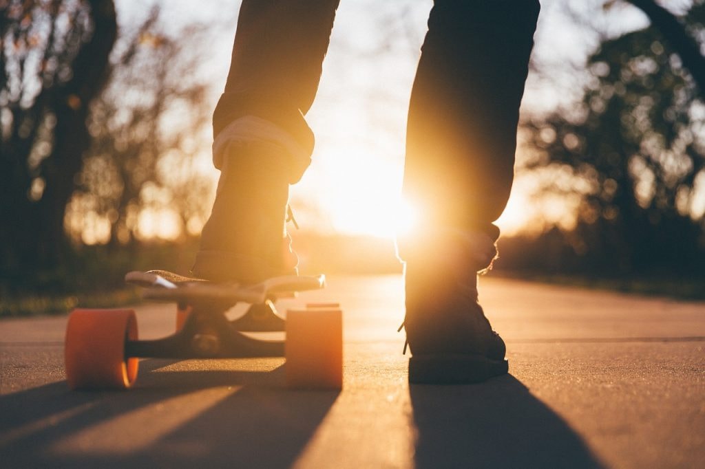 Aufnahme eines Kindes auf einem Skateboard.