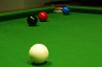 Aufnahme eines Snooker-Tisches mit verschiedenen Kugeln.