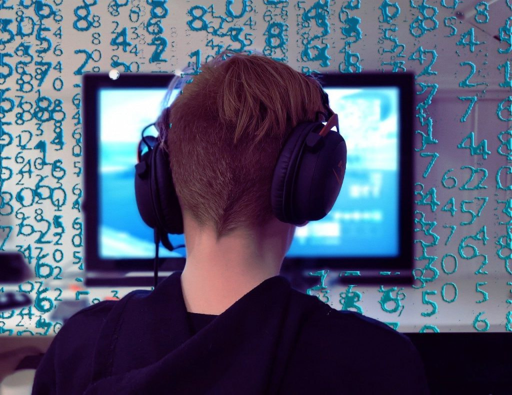 Ein junger Mann streamt auf seinem Computer über Twitch.