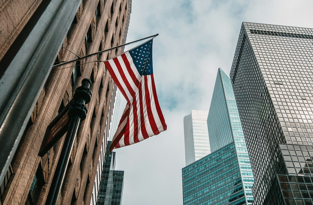 Aufnahme einer USA-Flagge vor einem Gebäude