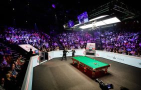 Aufnahme des Crucible Theatre beim Finale der Cazoo Snooker World Championship 2024.