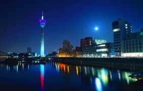 Nächtliche Aufnahme am Düsseldorfer Rheinufer