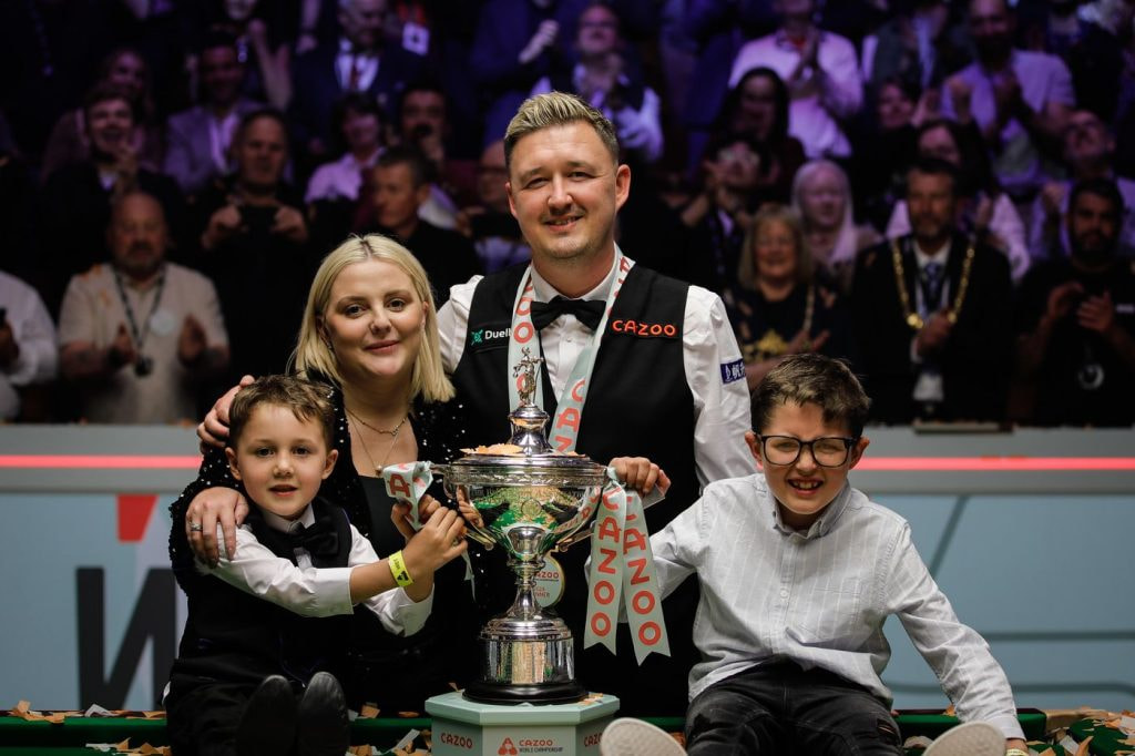 Aufnahme von Kyren Wilson mit seiner Frau und Kindern im Crucible Theatre. 