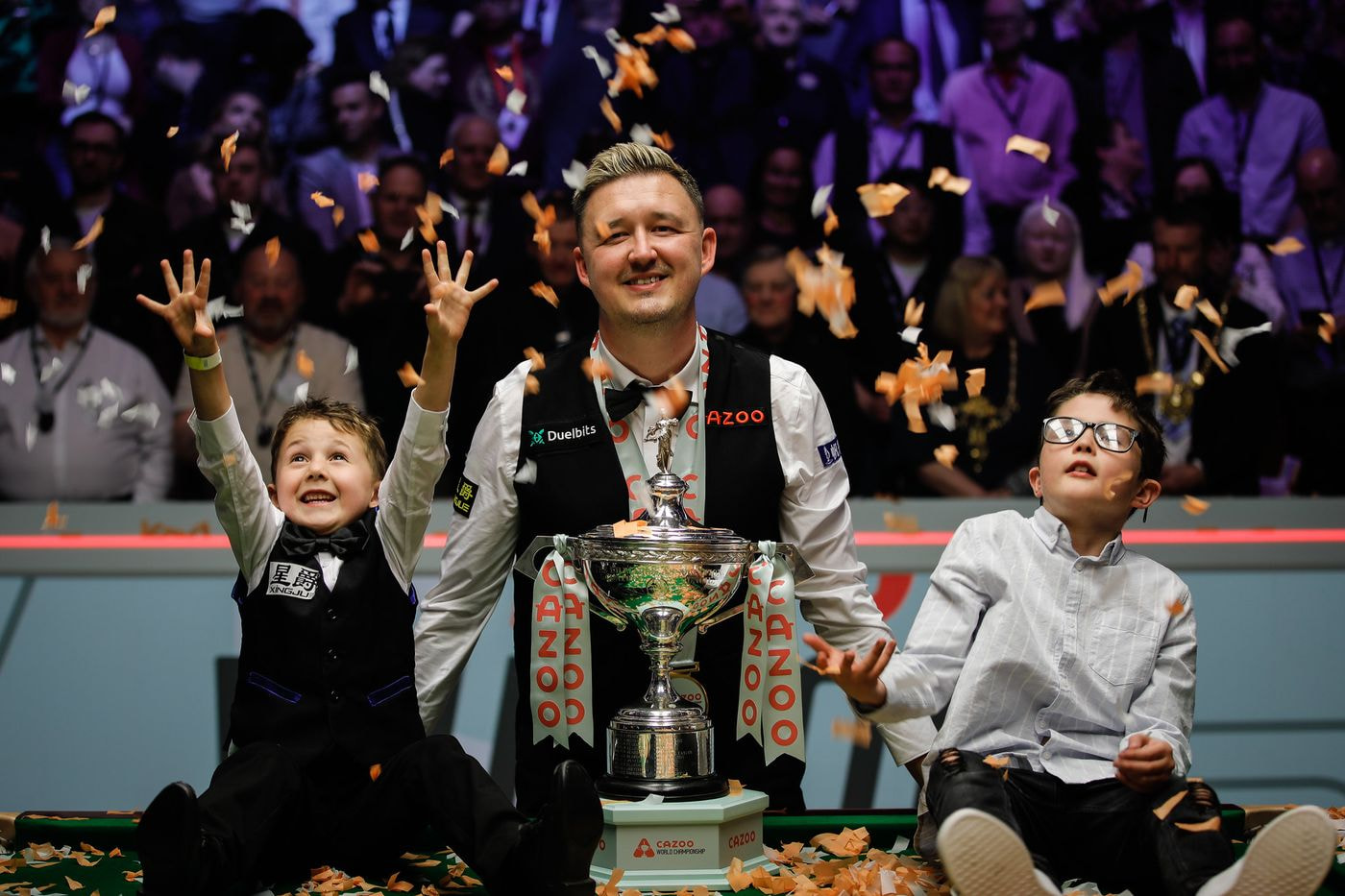 Kyren Wilson nach dem Gewinn der Cazoo Snooker World Championship mit seinen Söhnen.