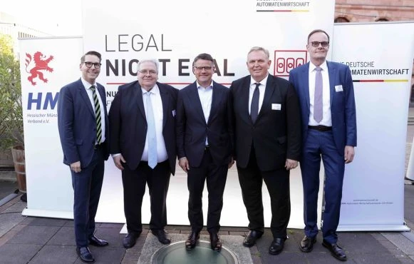 DAW-Gruppenfoto vom Parlamentarischen Abend in Hessen, v.l.n.r.: Andreas Rey, DAW-Länderbeauftragter für Hessen, Michael Wollenhaupt, Ministerpräsident Boris Rhein, Georg Stecker, Michael Stang, 2. Vorsitzender HMV