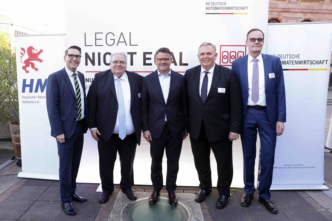 DAW-Gruppenfoto vom Parlamentarischen Abend in Hessen, v.l.n.r.: Andreas Rey, DAW-Länderbeauftragter für Hessen, Michael Wollenhaupt, Ministerpräsident Boris Rhein, Georg Stecker, Michael Stang, 2. Vorsitzender HMV