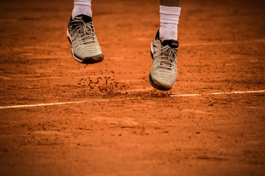 Tennisspieler auf einem Sandplatz