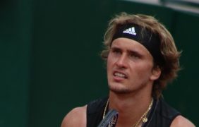 Bild des deutschen Tennisspielers Alexander Zverev auf einem Tennisplatz