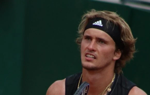Bild des deutschen Tennisspielers Alexander Zverev auf einem Tennisplatz
