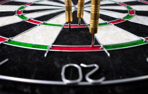 Nahaufnahme einer Dartscheibe.