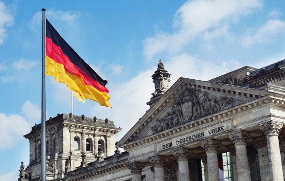 Deutsche Flagge vor dem Reichstagsgebäude