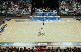 Aufnahme von der zweiten Runde der diesjährigen Weltmeisterschaft im Kunstradfahren in Österreich.