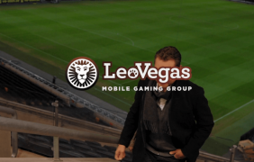Logo von LeoVegas in einem Stadion.