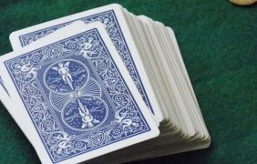 Pokerkarten auf einem Pokertisch.