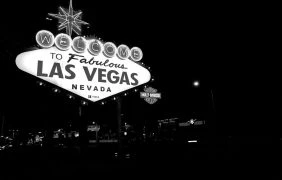 Schild mit Las Vegas-Aufschrift.