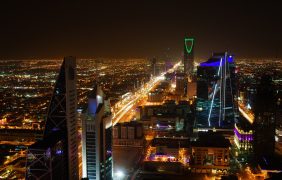 Aufnahme von Riad, Saudi-Arabien, bei Nacht.