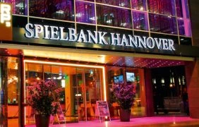 Aufnahme der Spielbank Hannover bei Nacht.