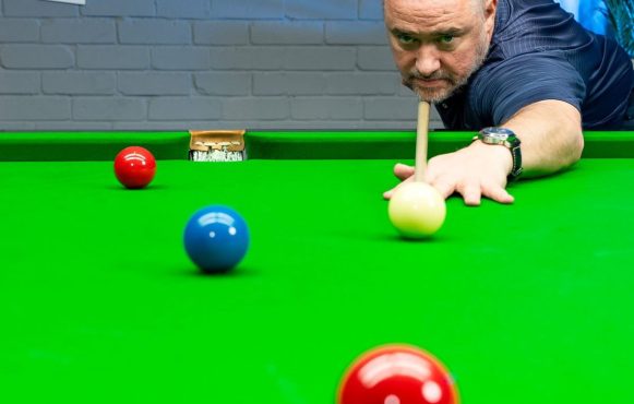 Aufnahme von Stephen Hendry an einem Snooker-Tisch.