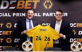 Aufnahme von Verantwortlichen der Wolverhampton Wanderers zusammen mit Vertretern des Glücksspiel-Anbieters DEBET.