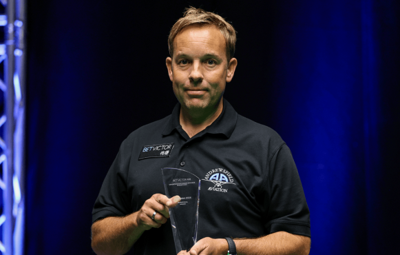 Aufnahme von Ali Carter nach seinem Sieg bei der BetVictor Championship League Snooker.