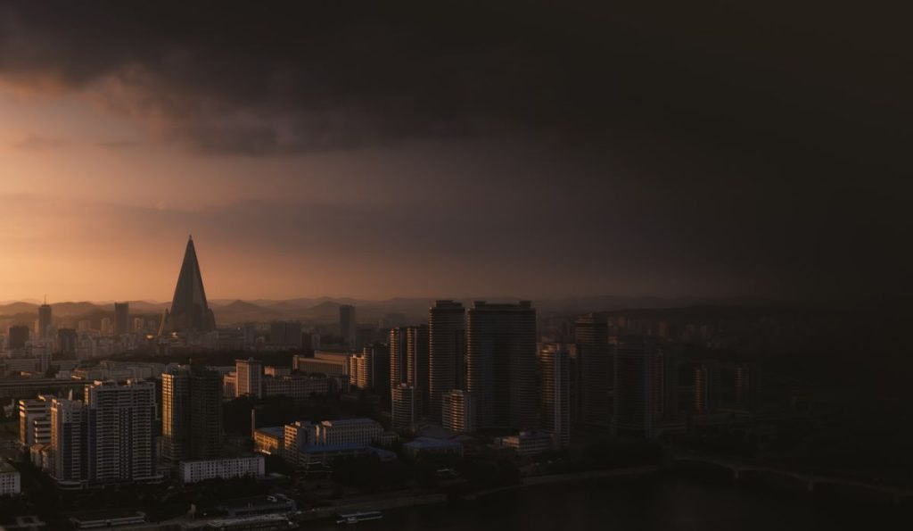Aufnahme von Pjöngjang, Nordkorea, mit dem Hotel Ryugyong im Hintergrund.