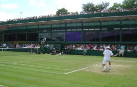 Foto eines Tennisspielers auf einem Tennisplatz in Wimbledon