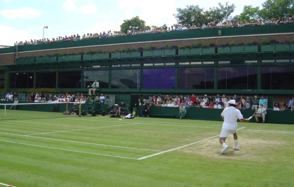 Foto eines Tennisspielers auf einem Tennisplatz in Wimbledon