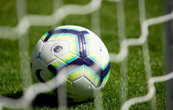 Aufnahme eines Fußballs mit dem Logo der Premier League.