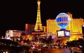 Aufnahme der Skyline von Las Vegas bei Nacht.