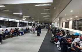 Aufnahmen von wartenden Passagieren am Flughafen von Manila, Philippinen.