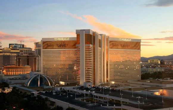 Aufnahme des Mirage Hotel & Casino während der Dämmerung.