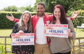 Aufnahme von Sally Maudlin und ihrer Tochter nach dem Gewinn bei der Postcode Lotterie.