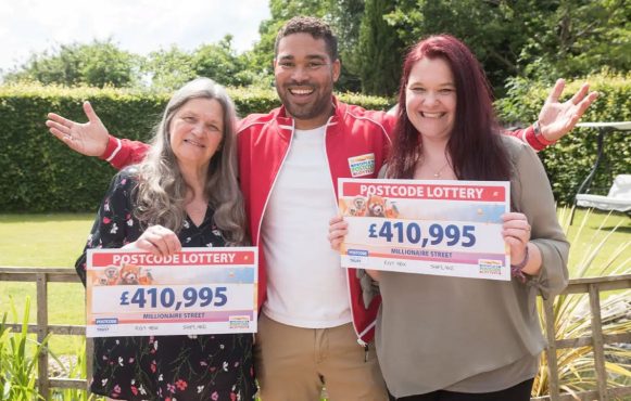 Aufnahme von Sally Maudlin und ihrer Tochter nach dem Gewinn bei der Postcode Lotterie.