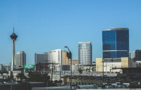 Luftaufnahme der Stadt Las Vegas mit verschiedenen Gebäuden