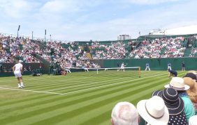 Ein Tennisspiel in einem Tennisstadion in Wimbledon.