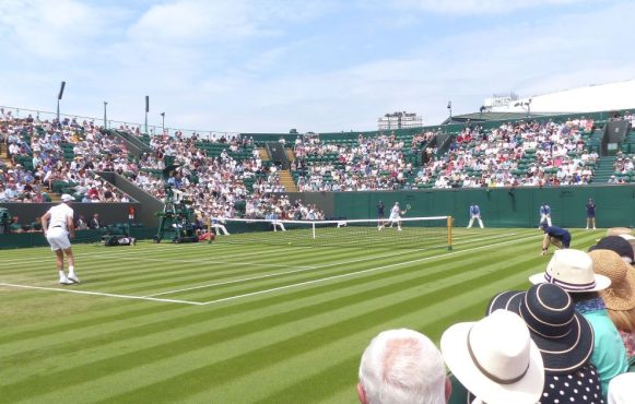 Ein Tennisspiel in einem Tennisstadion in Wimbledon.