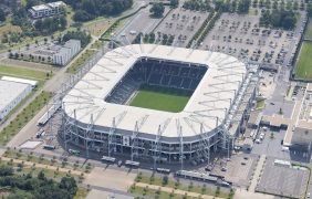 Foto des Stadions Borussia-Park in Mönchengladbach von außen.