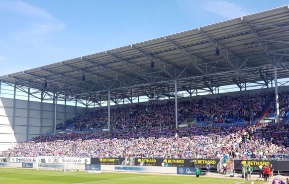 Foto der Osttribüne im Stadion des deutschen Fußball-Bundesligisten KSV Holstein Kiel