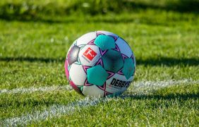 Fußball mit offiziellem Bundesliga-Logo