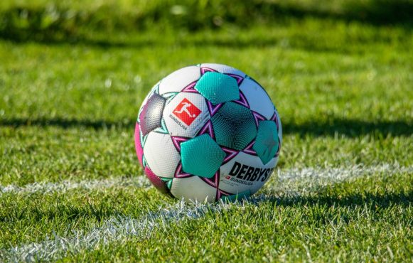 Fußball mit offiziellem Bundesliga-Logo