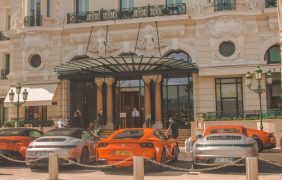 Sportwagen vor einem Casino.