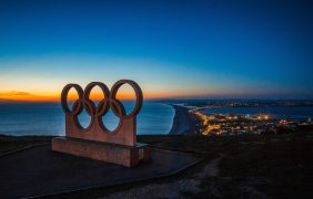 Aufnahme der Olympischen Ringe bei Nacht.
