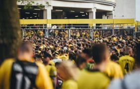 Fans von Borussia Dortmund vor einem Stadioneingang