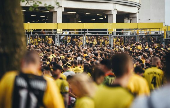Fans von Borussia Dortmund vor einem Stadioneingang