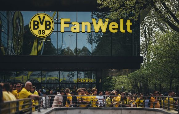 Fans von Borussia Dortmund vor der BVB Fan-Welt
