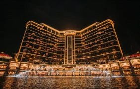 Foto des Wynn Palace Casinos in Macau bei Nacht.