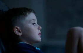 Ein Junge guckt traurig