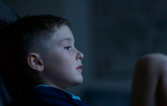 Ein Junge guckt traurig