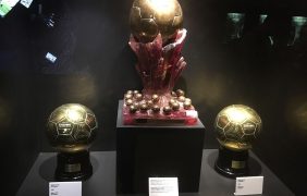Der Súper Ballón d’Or und die zwei kleineren Ballon d’Ors in einer Vitrine.